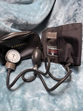 Vintage BLOOD PRESSURE CUFF SET WITH Travel Pouch by MARSHALL. COLLECTABLE